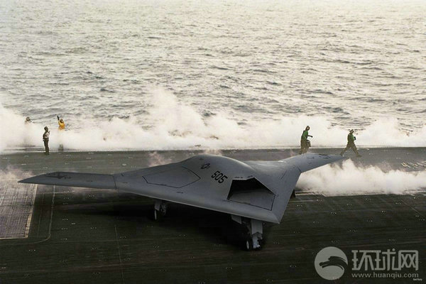 資料圖：X-47B無人機(jī)在林肯號(hào)航母上進(jìn)行系統(tǒng)連接測(cè)試。