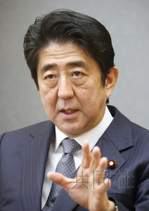 日本首相安倍晉三24日在官邸接受共同社采訪。