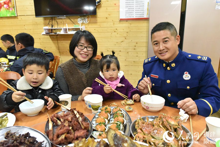 賴建華的妻兒是春運(yùn)的逆行者，今年過年來到大隊(duì)和他一起過年。 余杉芳攝