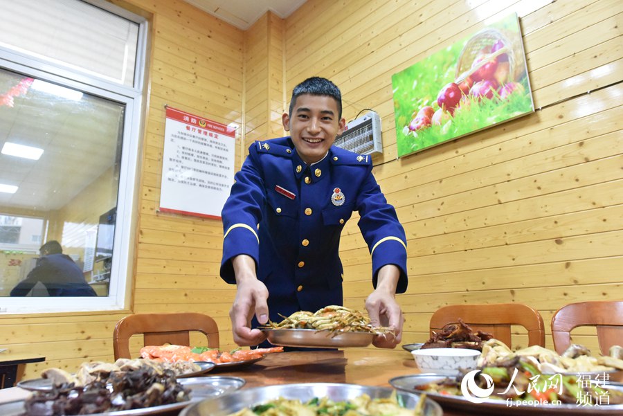 年夜飯不乏螃蟹這樣的海鮮。 余杉芳攝