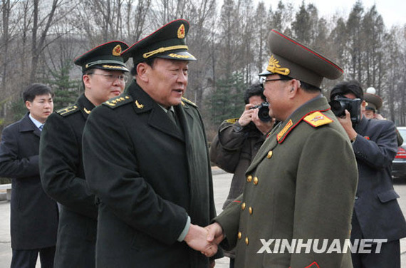 11月22日，朝鮮人民武力部部長金永春次帥（右）在平壤祖國解放戰(zhàn)爭勝利紀念塔廣場歡迎到訪的中國國務委員兼國防部長梁光烈。新華社記者姚西蒙攝