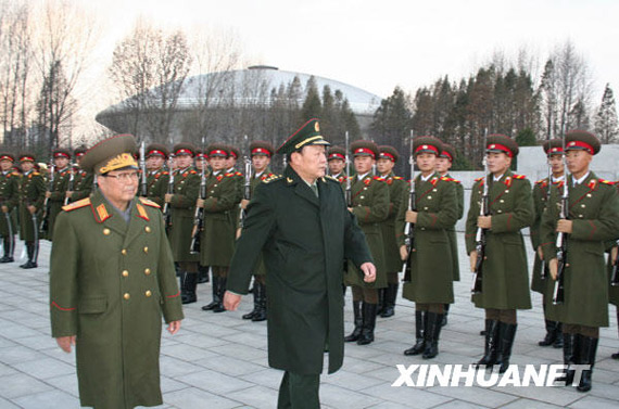 11月22日，中國國務委員兼國防部長梁光烈（右）在朝鮮人民武力部部長金永春次帥的陪同下，在平壤祖國解放戰(zhàn)爭勝利紀念塔廣場檢閱朝鮮人民軍儀仗隊。