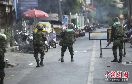 組圖：泰國(guó)紅衫軍和軍警發(fā)生沖突