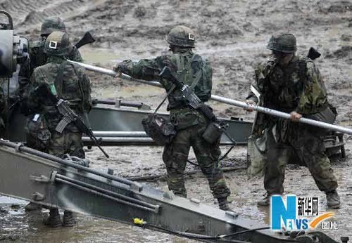 韓國(guó)軍隊(duì)在韓朝邊界舉行軍演(組圖)