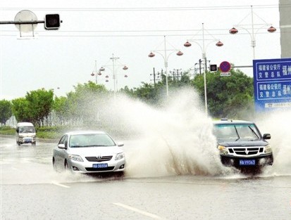 防抗臺(tái)風(fēng)“蘇拉”：榕城風(fēng)雨急 市政排澇忙