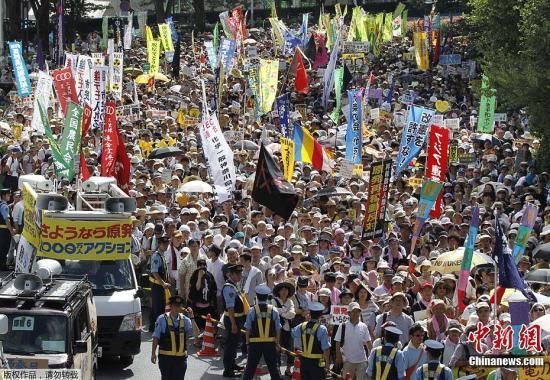 資料圖：當(dāng)?shù)貢r(shí)間7月16日，日本東京爆發(fā)“再見核電站”大集會(huì)。據(jù)主辦方透露，約有17萬人參加了此次活動(dòng)。集會(huì)者呼吁關(guān)閉日本所有核電站，實(shí)現(xiàn)“無核化”。