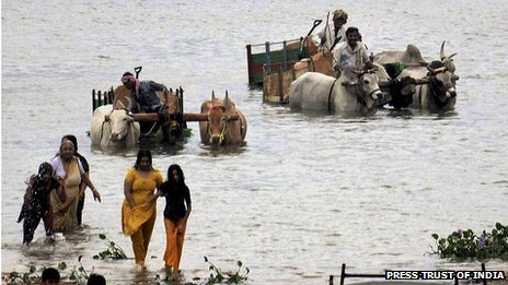 印度南部暴雨成災(zāi)致22人死數(shù)萬人無家可歸（圖）