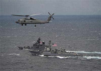 2011年1月10日，美國海軍驅(qū)逐艦與日本海上自衛(wèi)隊“鞍馬”號驅(qū)逐艦在日本長崎縣附近海域舉行聯(lián)合海上演習(xí)。資料圖片