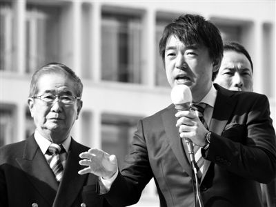 29日，日本著名極右翼分子石原慎太郎（左）和新生代右翼政客橋下徹在東京街頭演講拉票。