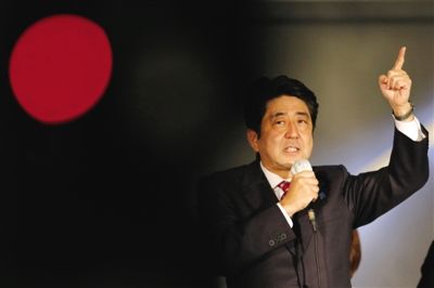 　　12月15日，日本自民黨總裁安倍晉三在東京街頭發(fā)表演講。當日是競選活動最后一天，日本國民議會選舉于12月16日拉開帷幕。圖/新華社