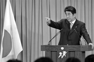 17日，東京自民黨總部大樓，安倍晉三勝選后召開新聞發(fā)布會。