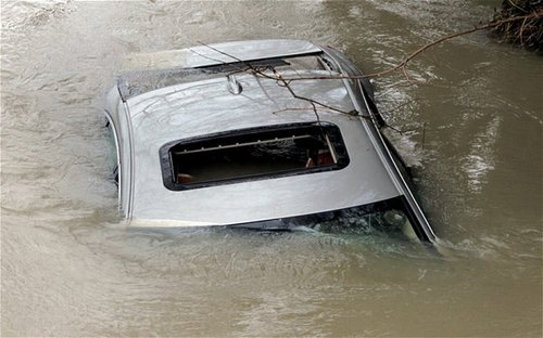 在英國(guó)艾克塞斯，一輛車被洪水淹沒(méi)。