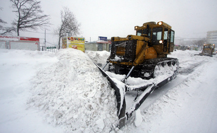 鏟車在清理俄羅斯道路上的積雪。