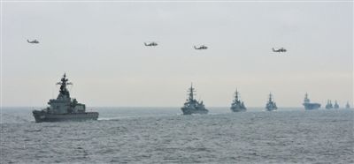 2012年10月14日，日本海上自衛(wèi)隊舉行閱艦式。2013年，日本自衛(wèi)隊時隔11年首增防衛(wèi)預算。資料圖片