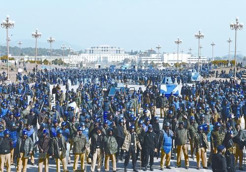 15日上午，大批警察在巴基斯坦首都伊斯蘭堡總統(tǒng)府前警戒。