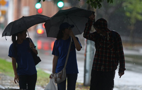 澳洲東北部強(qiáng)降雨引洪災(zāi)4人死數(shù)千人疏散（圖）