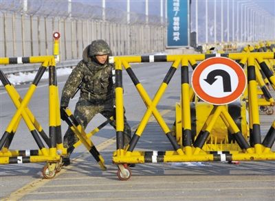 2月13日，朝韓邊境，韓國方面在通往朝鮮金剛山工業(yè)園區(qū)的韓國道路上設(shè)置路障。