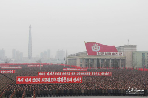 2013年2月14日，朝鮮在首都平壤的金日成廣場舉行了超過10萬人參加的平壤市軍民聯(lián)歡大會，慶祝第三次地下核試驗成功。攝影：人民網(wǎng)記者 王莉