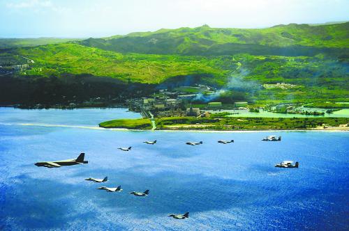 美國空軍飛行編隊在關島進行演習的資料圖片