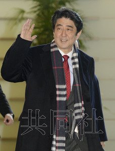 圖為2月21日上午安倍步入官邸。