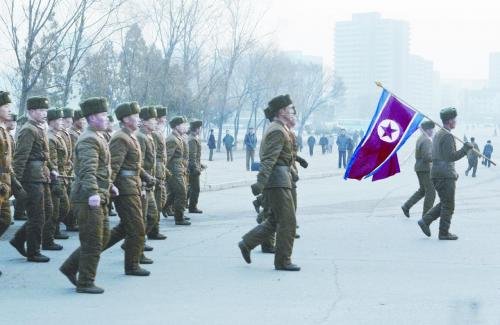 16日，一隊朝鮮士兵走過平壤街頭。