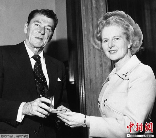 　英國“鐵娘子”、前首相撒切爾夫人8日去世，享年87歲。撒切爾夫人1979年至1990年任首相，是英國唯一一位女首相，也是英國20世紀(jì)連續(xù)執(zhí)政時(shí)間最長的首相。圖為1975年4月9日，羅納德·里根贈(zèng)送撒切爾夫人（右）一枚銀制紀(jì)念章。