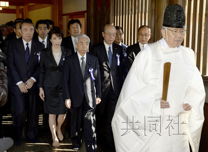 4月23日上午，跨黨派議員團(tuán)體“大家參拜靖國神社國會(huì)議員會(huì)”成員參拜了靖國神社。圖中左三為會(huì)長尾辻秀久。