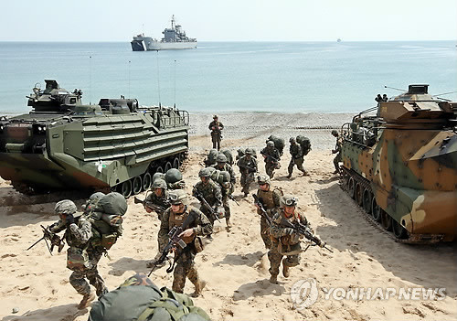 韓美海軍陸戰(zhàn)隊進(jìn)行聯(lián)合演習(xí)韓軍履行司令職責(zé)