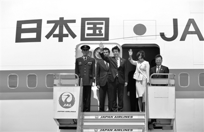 4月28日，日本首相安倍晉三攜夫人一同前往俄羅斯，交流領(lǐng)土和經(jīng)濟(jì)合作問題。這是日本首相十年來首次正式訪問俄羅斯。