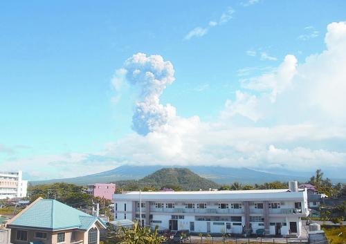 5月7日，菲律賓呂宋島東南部的馬榮火山發(fā)生噴發(fā)。據(jù)報道已造成5人死亡。