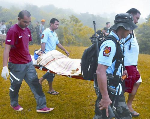 受傷者被抬下山