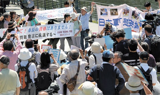 日本團(tuán)體在市政府集會(huì)敦促橋下徹向慰安婦謝罪