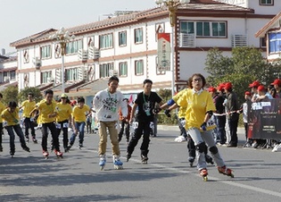 圖文：武夷山公路輪滑馬拉松賽 在比賽中