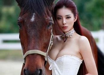 中國第一黃金比例美女曝騎馬照 被贊馬上有女神