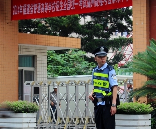 高考現(xiàn)場直擊：民警持槍護(hù)考 家長陪考