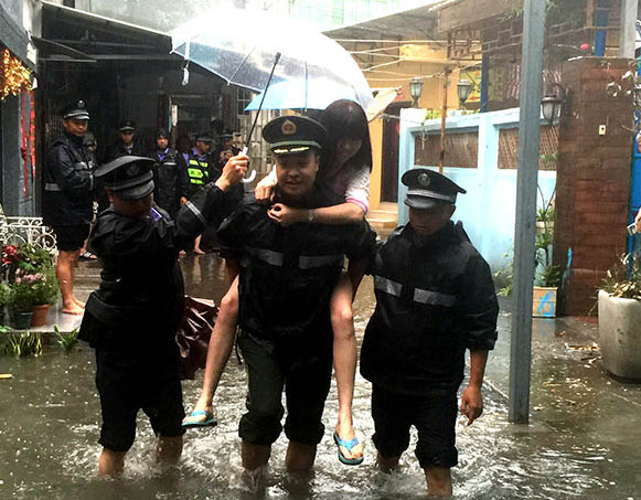 民警從積水處背出被困群眾。