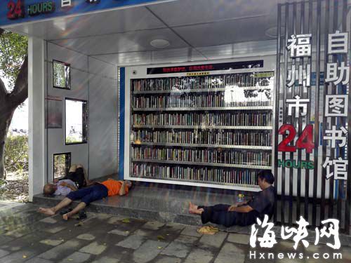 楊橋路邊的自助圖書館，工人占道休息