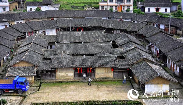 松毛嶺戰(zhàn)斗紅軍戰(zhàn)地醫(yī)院舊址——鐘屋村超坊鐘氏牛角屋。 吳隆重 攝