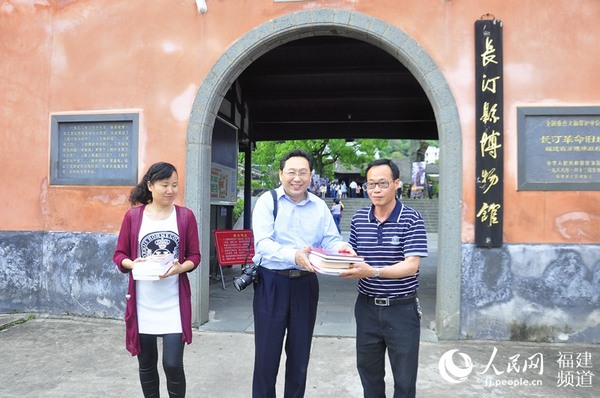 福建省新四軍研究會(huì)向老區(qū)贈(zèng)送革命史研究成果。吳隆重 攝