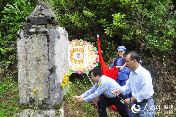 在無(wú)名烈士紀(jì)念碑緬懷松毛嶺戰(zhàn)斗中犧牲的紅軍戰(zhàn)士。 吳隆重 攝