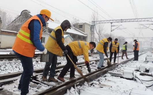 安徽：鐵路人“戰(zhàn)風(fēng)雪” 保障春運(yùn)安全