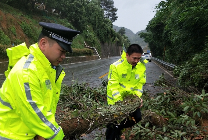 福州警方全力抗擊臺風(fēng)“瑪莉亞” 救助被困群眾4239名