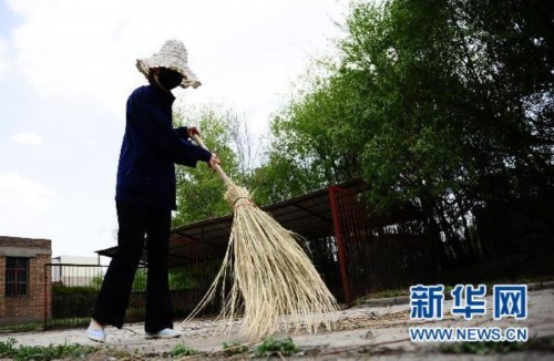 5月17日，中國鋁業(yè)青海分公司職工羅靜源在公司內(nèi)清掃垃圾。新華社記者張宏祥攝