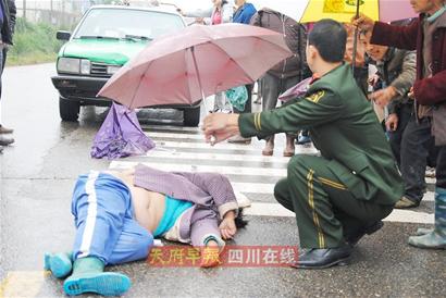 消防員路遇婦女車禍重傷為其撐傘遮雨感動(dòng)網(wǎng)友