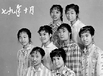 1979年10月，這一次，變化悄悄顯現(xiàn)，有人燙起了新潮的發(fā)型，梳起了卷卷的劉海。