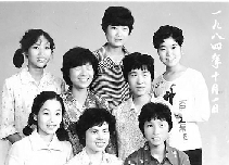 　1984年10月1日，不知是不是短發(fā)流行，女孩們形象大變，8個(gè)人中有6個(gè)剪短了頭發(fā)。