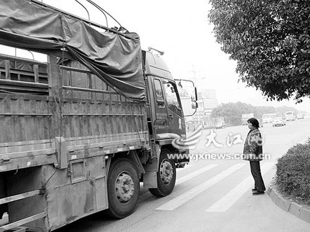 女子因丈夫車(chē)禍身亡索賠肇事者家屬“集體失蹤”