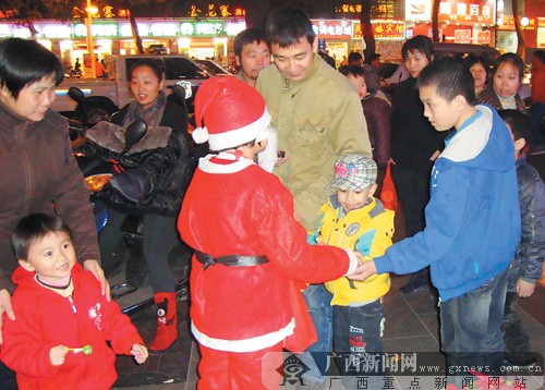 小嘉璐正在街上派送禮物。 記者 趙敏攝