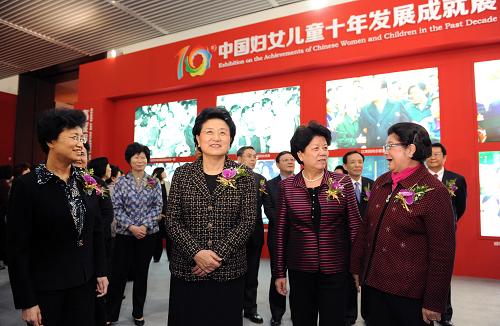  3月6日，中共中央政治局委員、國務委員劉延東在北京出席“中國婦女兒童十年發(fā)展成就展”開幕式并參觀展覽。新華社記者 謝環(huán)馳 攝 