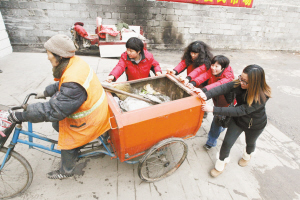 　■熱心人士幫大媽推車。 　